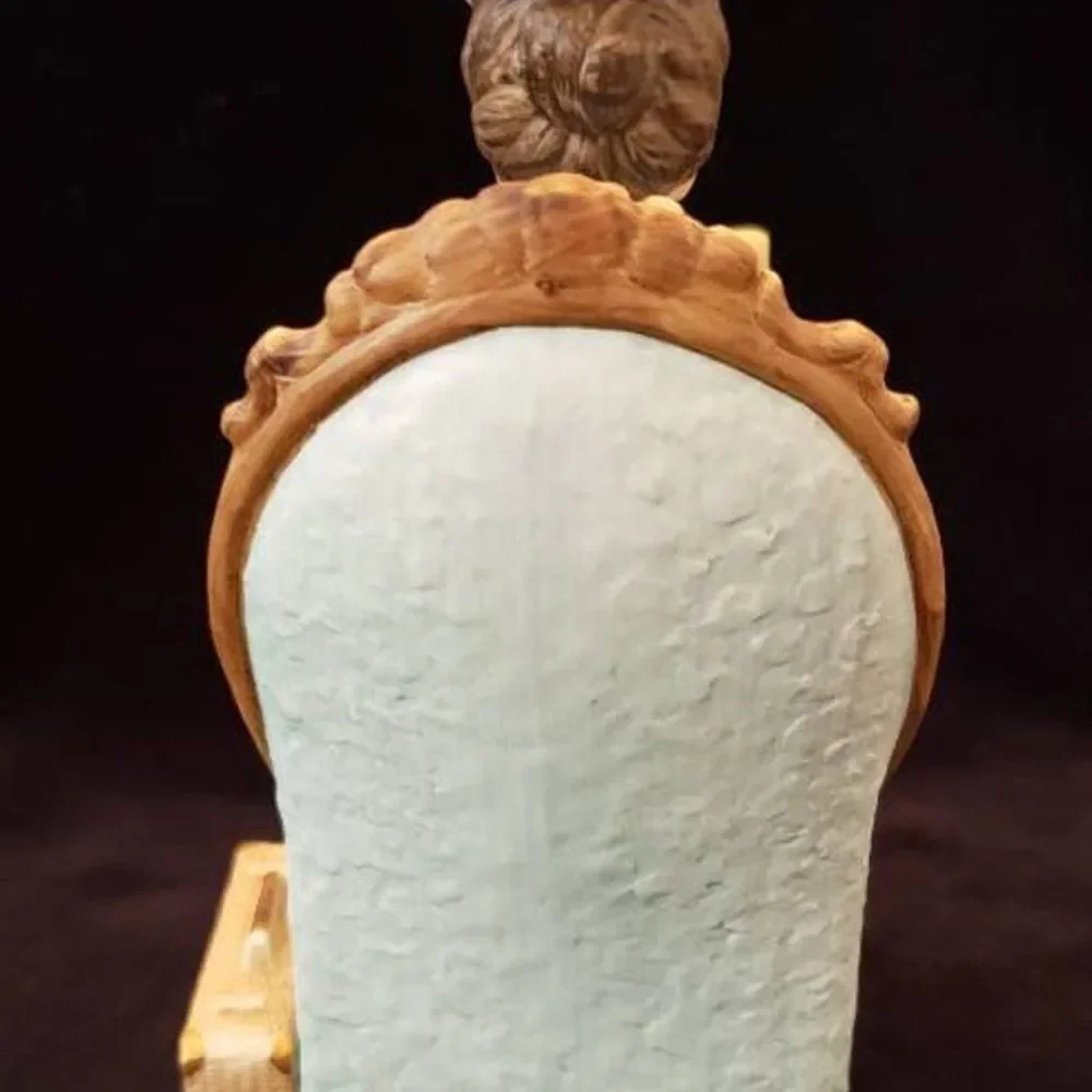 Vintage Avon Mrs P.F.E. Albee Award - 1982